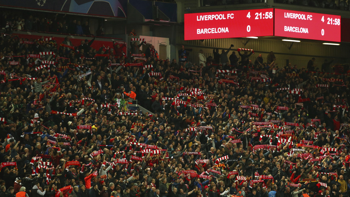 A Liverpool szurkolói ünnepelnek, miután csapatuk 4-0-ra nyert a Barcelona ellen a labdarúgó Bajnokok Ligája elődöntőjének visszavágó mérkőzésén a liverpooli Anfield stadionban 2019. május 7-én.