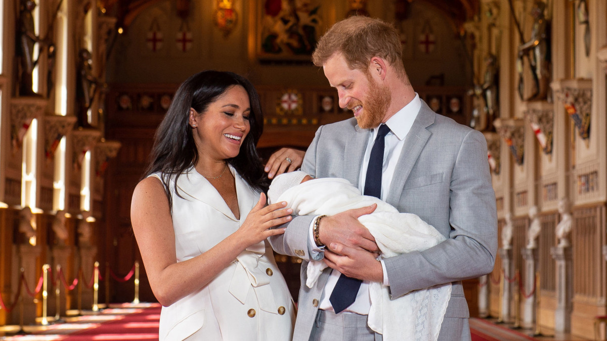 Harry sussexi herceg, a brit trónörökös másodszülött fia és felesége, Meghan sussexi hercegnő újszülött gyermekükkel a windsori kastélyban 2019. május 8-án. A május 6-án, 3260 gramm súllyal született fiúgyermek a hetedik a brit trónutódlási sorban.