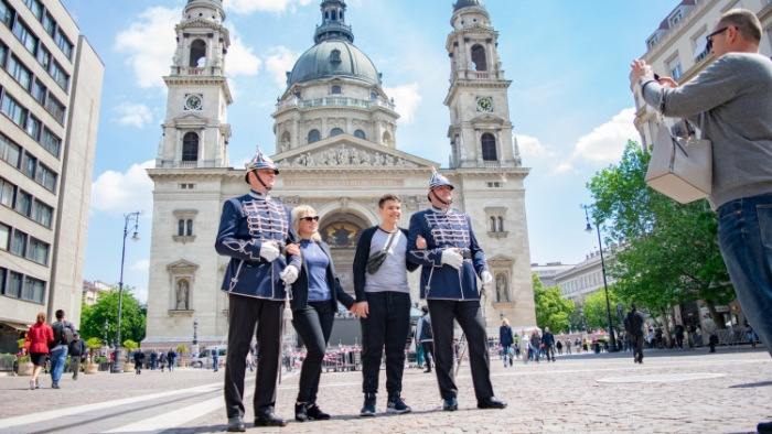 Új ruhában vetik be a rendőröket a budapesti belvárosban