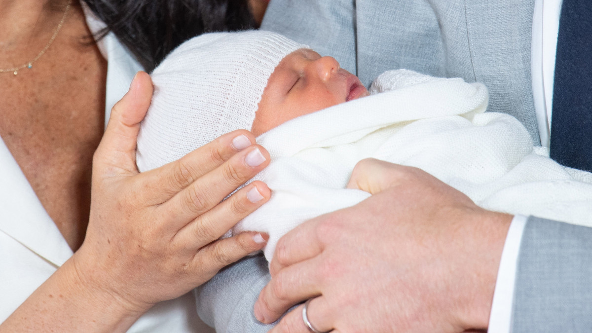 Harry sussexi herceg, a brit trónörökös másodszülött fia és felesége, Meghan sussexi hercegnő újszülött gyermekükkel a windsori kastélyban 2019. május 8-án. A május 6-án, 3260 gramm súllyal született fiúgyermek a hetedik a brit trónutódlási sorban.