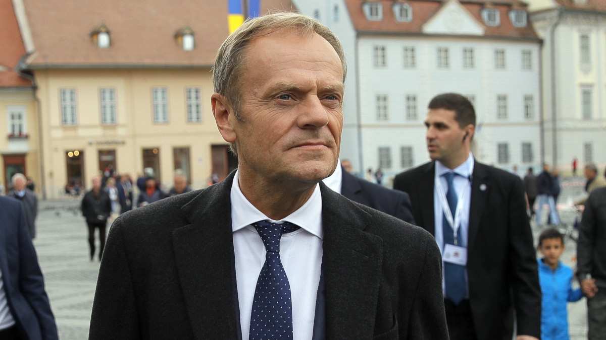 Donald Tusk, az Európai Tanács elnöke a nagyszebeni Nagy téren 2019. május 8-án, egy nappal az Európai Unió rendkívüli csúcstalálkozója előtt, amelyet az erdélyi városban tartanak.