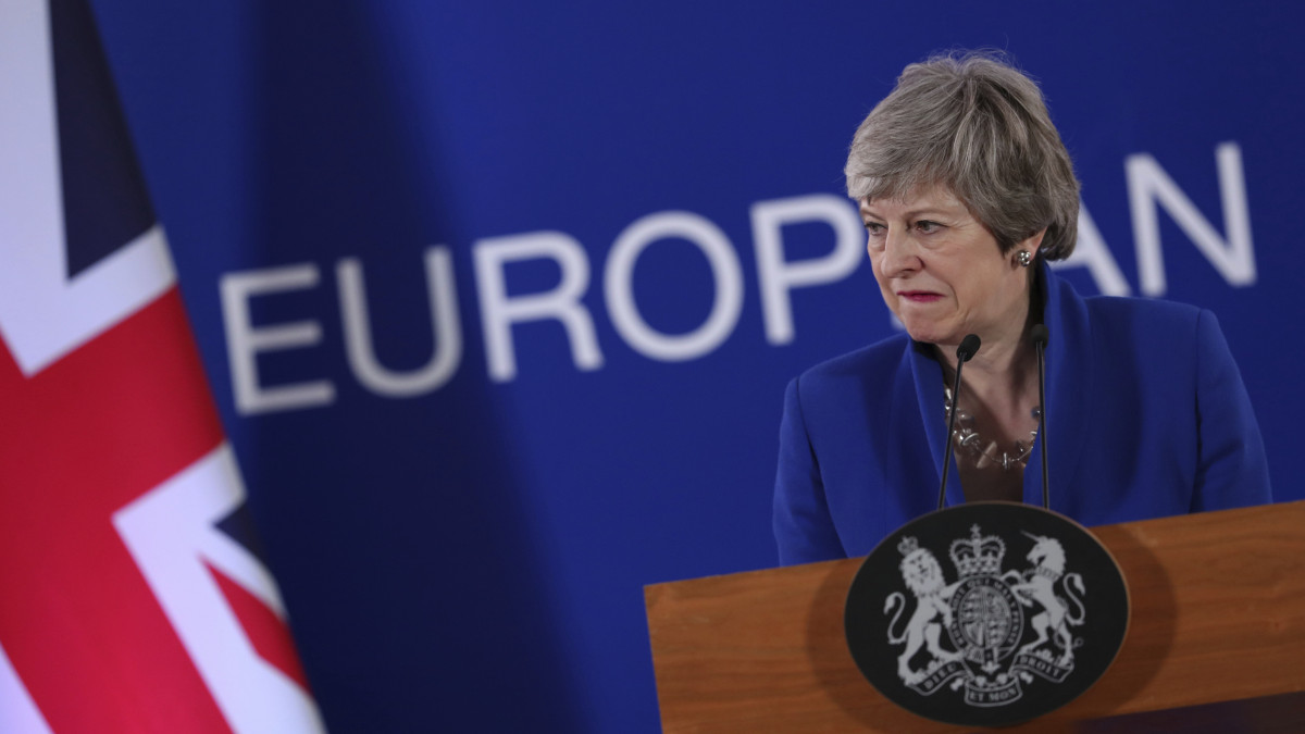 Theresa May brit miniszterelnök nyilatkozik 2019. április 11-én hajnalban, miután véget ért az Európai Uniónak az EU-ból történő brit kiválás ügyéről rendezett rendkívüli csúcsértekezlete Brüsszelben.