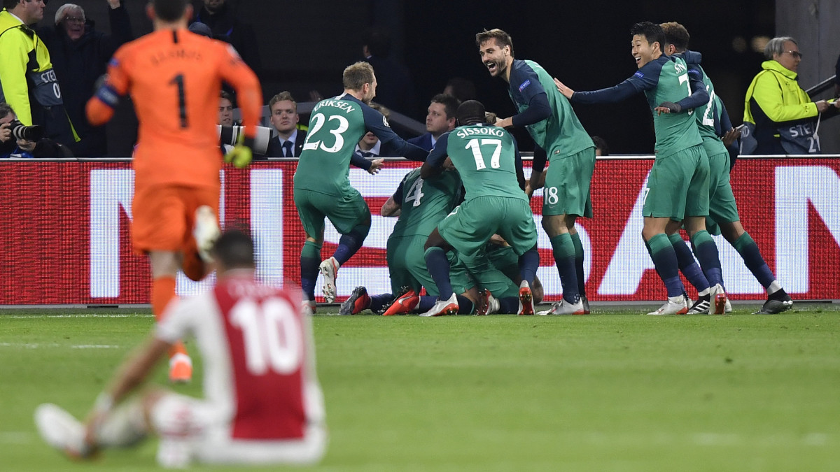 A Tottenham Hotspur játékosai ünnepelnek, miután a rendes játékidő hosszabbításában lőtt góllal 3-2-re legyőzték az Ajax Amsterdamot a labdarúgó Bajnokok Ligája elődöntőjének visszavágó mérkőzésén az amszterdami Johan Cruyff Arenában 2019. május 8-án.