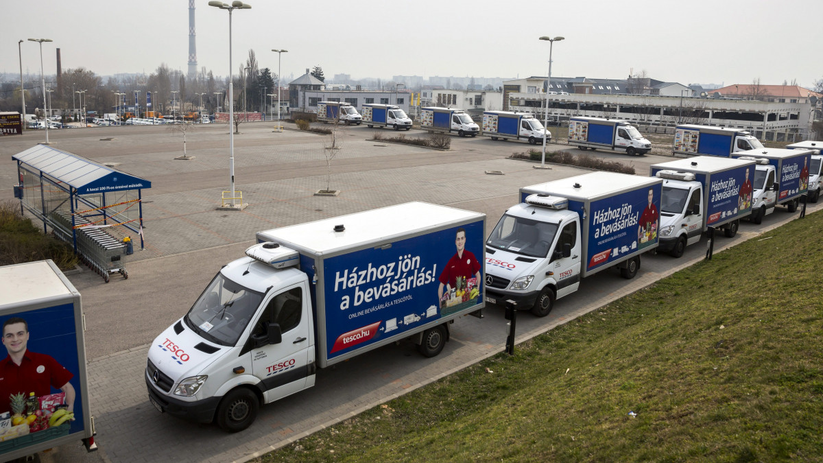 Termékek házhozszállításához használt teherautók sorakoznak a vasárnap zárva tartó bécsi úti Tesco áruháznál Budapesten 2015. március 22-én.