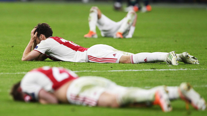 Nem kezdő 11: egy csapatra való játékos megfertőződött az Ajaxnál