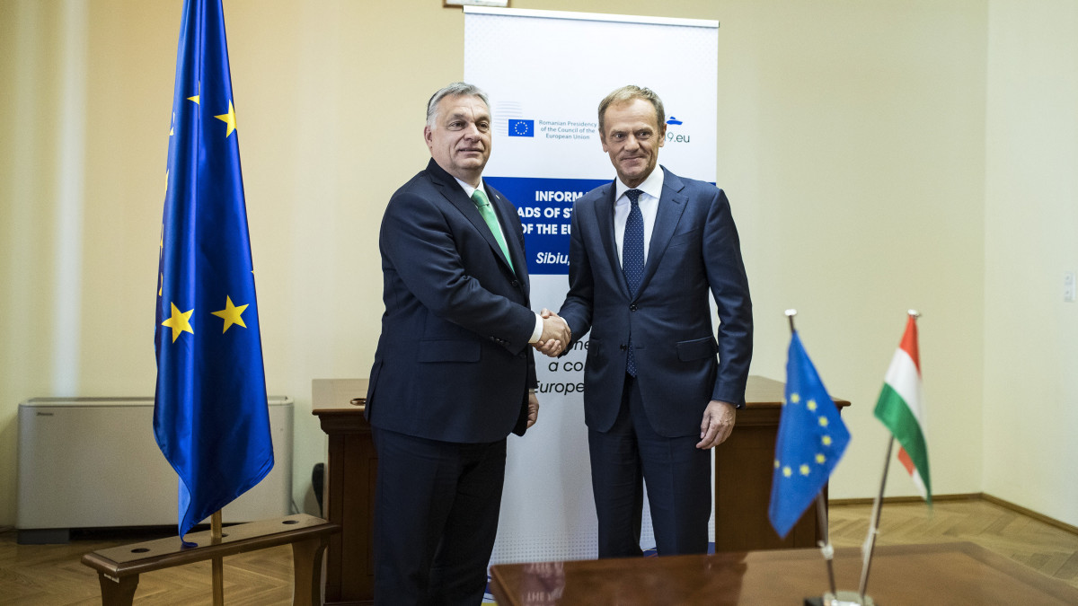 A Miniszterelnöki Sajtóiroda által közreadott képen Orbán Viktor miniszterelnök (b) és Donald Tusk, az Európai Tanács elnöke nagyszebeni találkozójukon az Európai Unió rendkívüli csúcstalálkozójának napján, 2019. május 9-én.