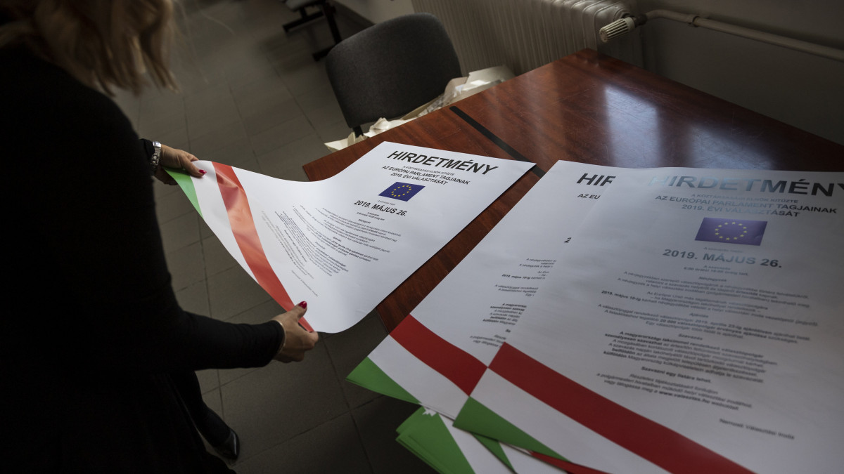 Az európai parlamenti választás hirdetménye a kifüggesztés előtt a XII. kerületi polgármesteri hivatalban 2019. március 11-én. Az Európai Unió tagországaiban május 23. és 26. között választják meg az EU törvényhozásának képviselőit, Magyarországon május 26-án.