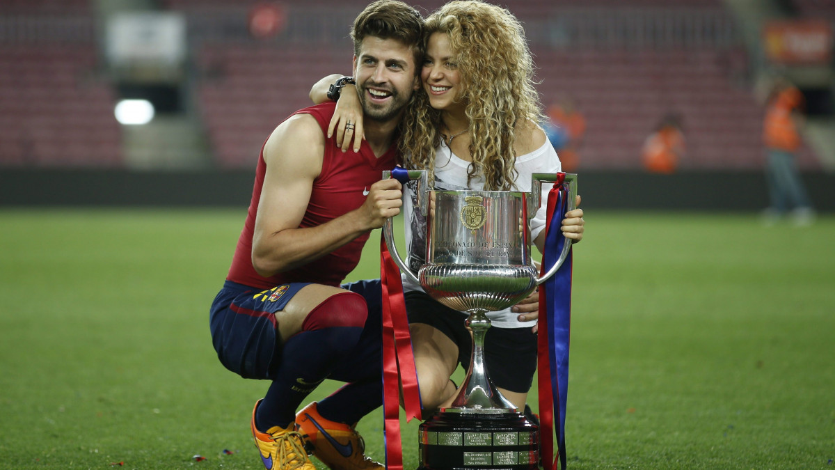 Barcelona, 2015. május 31.Gerard Piqué, a spanyol Barcelona védője és barátnője, Shakira kolumbiai énekesnő a bajnoki trófeával, miután csapatával 3-1-re legyőzték az Athletic Bilbaót a spanyol labdarúgó Királyi Kupa döntőjében 2015. május 30-án a barcelonai Camp Nou stadionban. (MTI/EPA/Andreu Dalmau)