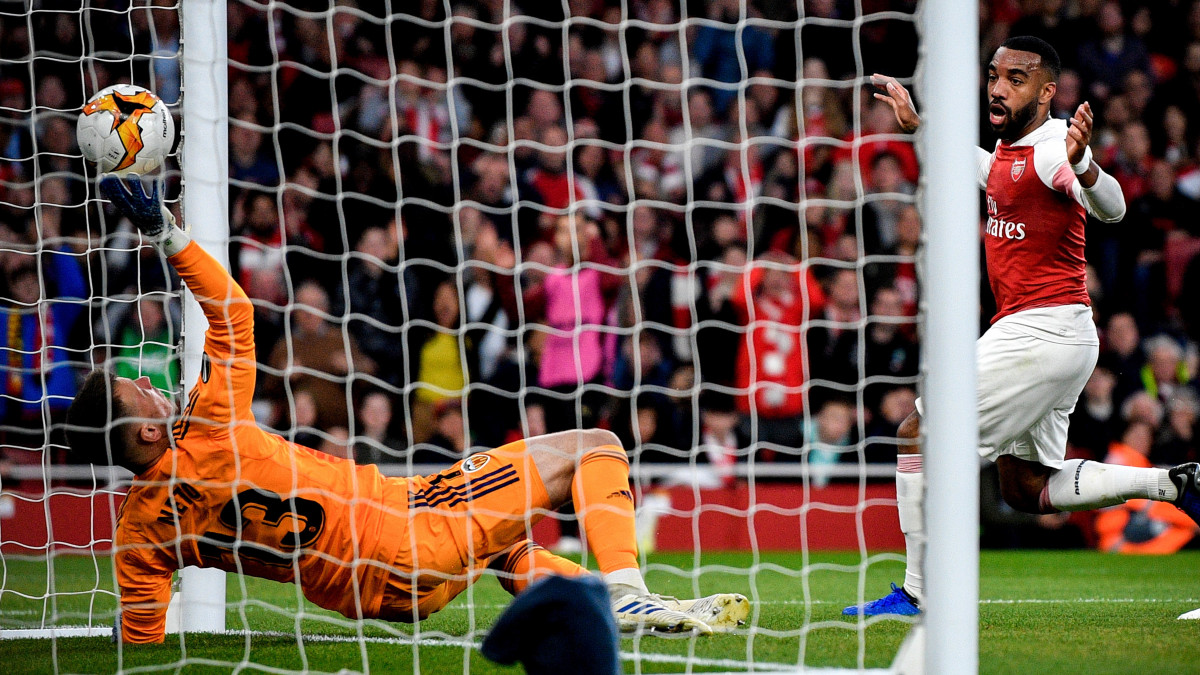 Alexandre Lacazette, az Arsenal játékosa (j), miután gólt fejelt a Valencia ellen a labdarúgó Európa-liga elődöntőjének első mérkőzésén Londonban 2019. május 2-án.