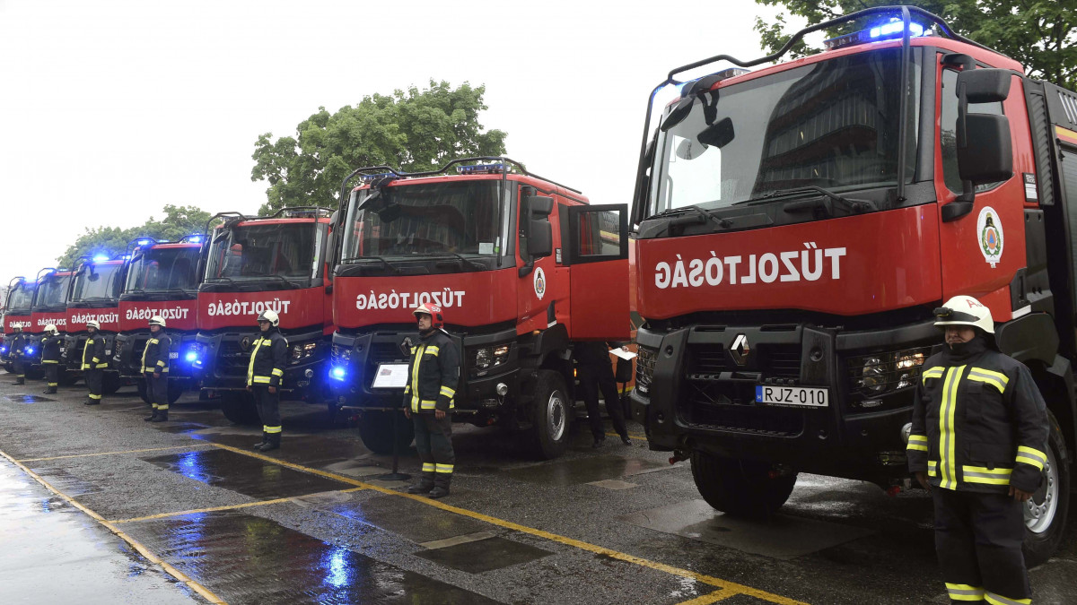 Az Országos Katasztrófavédelmi Főigazgatóság új tűzoltóautóinak átadása a szervezet Mogyoródi úti épületének udvarán, Budapesten 2019. május 9-én. Huszonhat új tűzoltóautót kapott a katasztrófavédelem az Európai Unió támogatásával.