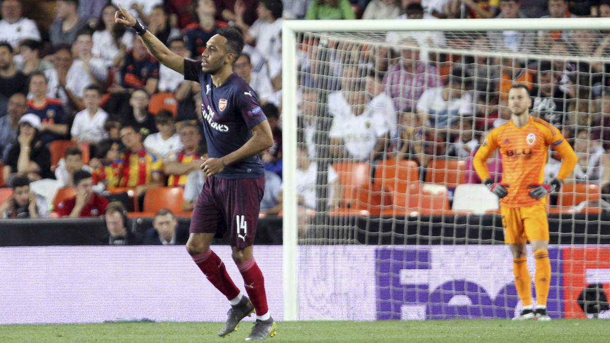 Pierre-Emerick Aubameyang, az Arsenal játékosa ünnepel, miután gólt szerzett a Valencia ellen a labdarúgó Európa-liga elődöntőjének visszavágó mérkőzésén a valenciai Mestalla stadionban 2019. május 9-én.