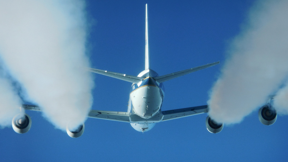 Egyesült Államok, 2013. február 28.A NASA felvételén vaskos fehér kondenzcsíkokat bocsát ki a NASA DC-8-as repülő laboratóriuma 2013. február 28-án. A NASA kutatói a géppel kísérletek sorozatát indították el, hogy felmérjék az alternatív bioüzemanyag hatását a hajtómű teljesítményére, a károsanyag-kibocsátásra és a kondenzcsíkok kialakulására. A DC-8-as hagyományos JP-8-as üzemanyagot vagy fele-fele arányban JP-8-ast és sárgarepcéből hidrogénkelzeléses eljárással  kivont észterek és zsíros savak (HEFA) keverékét bocsátja ki, a mögötte repülő HU-25 Falcon fedélzetéről pedig több mint egy tucat műszerrel mérik a kondenzcsík összetételét, alakját. (MTI/NASA/Eddie Winstead)