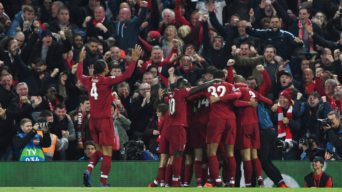 A Liverpool játékosai ünnepelnek, miután 4-0-ra nyertek a Barcelona ellen a labdarúgó Bajnokok Ligája elődöntőjének visszavágó mérkőzésén a liverpooli Anfield stadionban 2019. május 7-én.