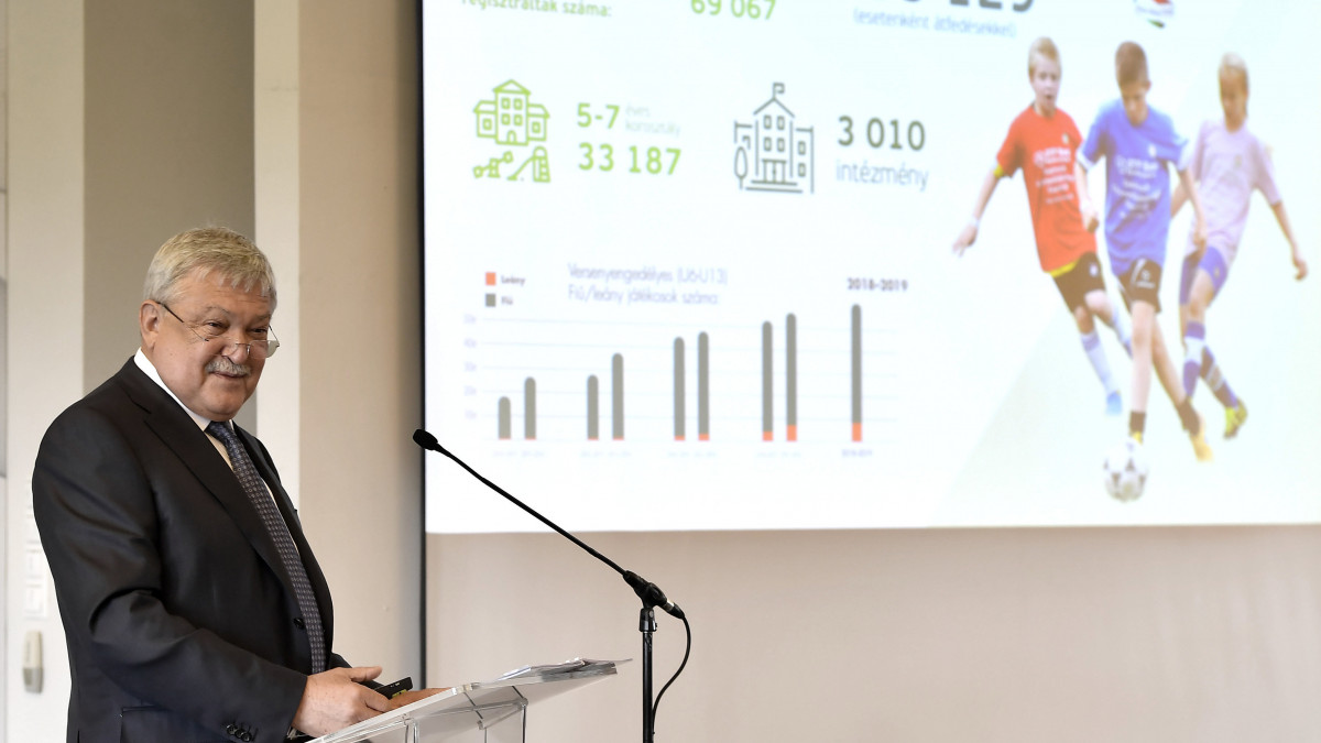 Csányi Sándor, a Magyar Labdarúgó Szövetség (MLSZ) elnöke beszél a szövetség éves közgyűlésén a telki edzőközpontban 2019. május 10-én.