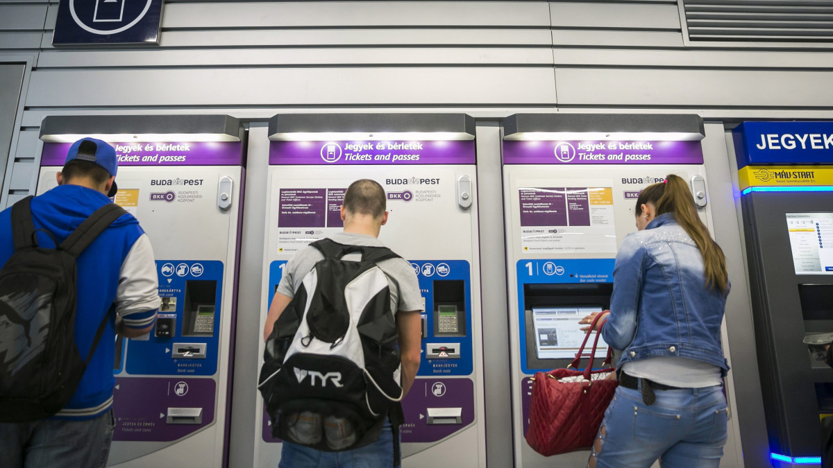 Utasok vásárolnak a Budapesti Közlekedési Központ (BKK) jegy- és bérletkiadó automatáinál a 4-es metró Kelenföldi vasútállomás megállójában 2014. május 8-án.
