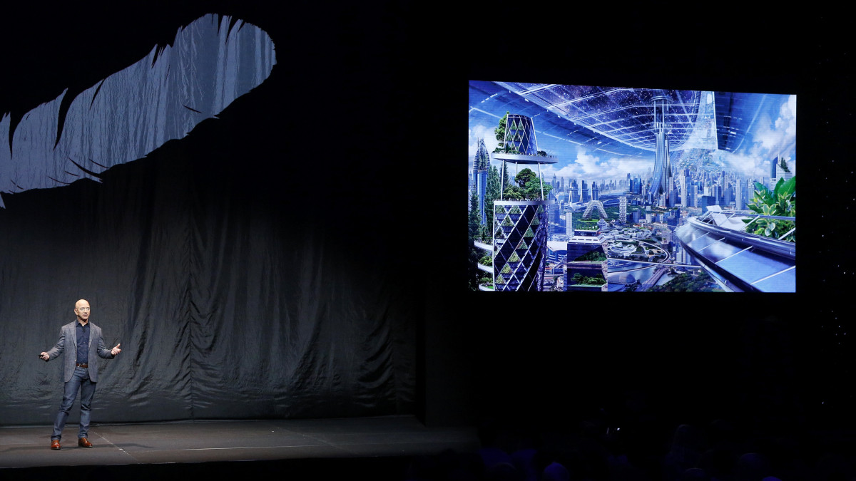 Jeff Bezos amerikai üzletember, az Amazon alapító elnök-vezérigazgatója a Blue Origin nevű cégének a holdutazásra tervezett ember nélküli űrhajójáról beszél Washingtonban 2019. május 9-én. Bezos bejelentette, hogy a Blue Origin egy kis ház méretű robotűrhajót tervez a Holdra küldeni, amely négy holdjárművet lesz képes az égitestre szállítani.