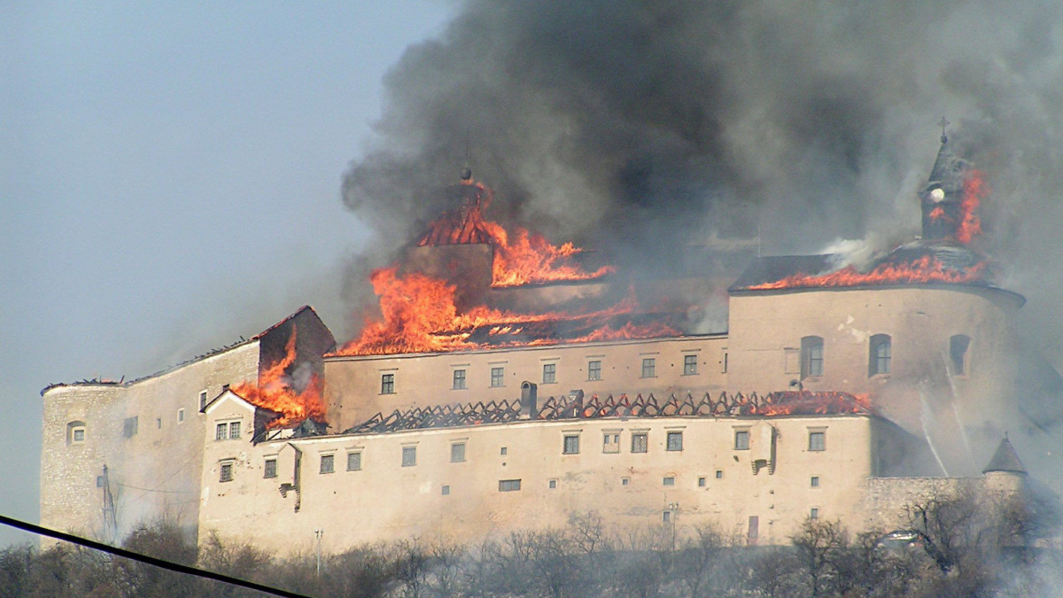 Krasznahorka, 2012. március 10.Lángokban áll a krasznahorkai vár 2012. március 10-én, miután tűz ütött ki a műemlékben. A feltehetőleg tarlóégetés előidézte tűzben teljesen leégett a vár tetőszerkezete. Krasznahorka vára Szlovákia egyik legértékesebb történelmi épülete, benne múzeum működik. (MTI/EPA)
