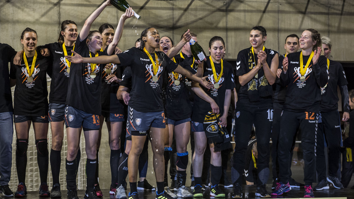 A siófoki csapat ünnepel, miután megnyerték a női EHF Kupa döntőjét a siófoki Kiss Szilárd Sportcsarnokban 2019. május 11-én. A Siófok KC a Team Esbjerg elleni visszavágó mérkőzésen 26:21-re győzött.