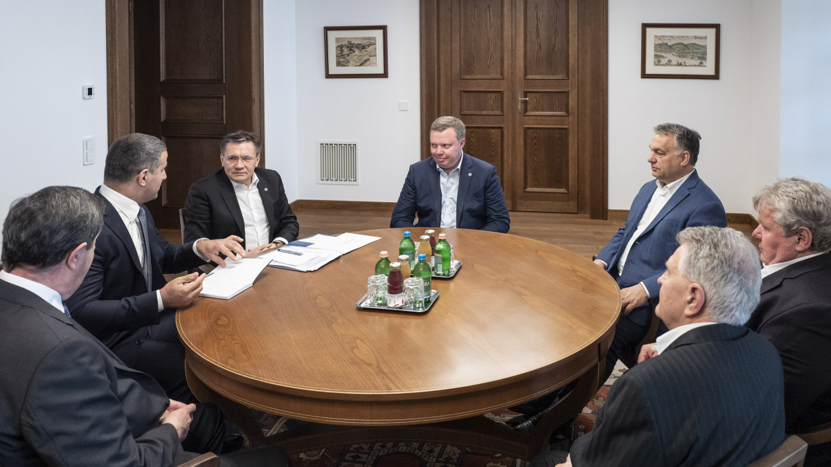 A Miniszterelnöki Sajtóiroda által közreadott képen Orbán Viktor miniszterelnök (j3) fogadja Alekszej Lihacsovot, a Roszatom vezérigazgatóját (b3) a Karmelita kolostorban 2019. május 12-én.