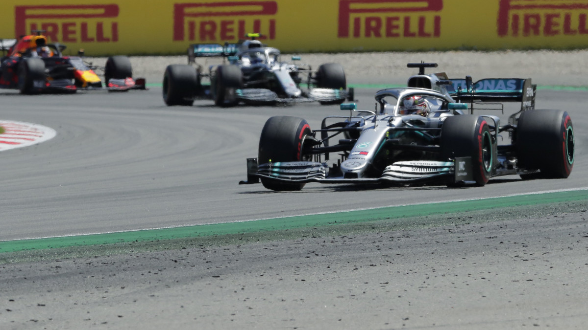Lewis Hamilton, a Mercedes brit versenyzője halad a mezőny élén a Forma-1-es autós gyorsasági világbajnokság Spanyol Nagydíján a montmelói pályán 2019. május 12-én. Mögötte csapattársa, a finn Valtteri Bottas.