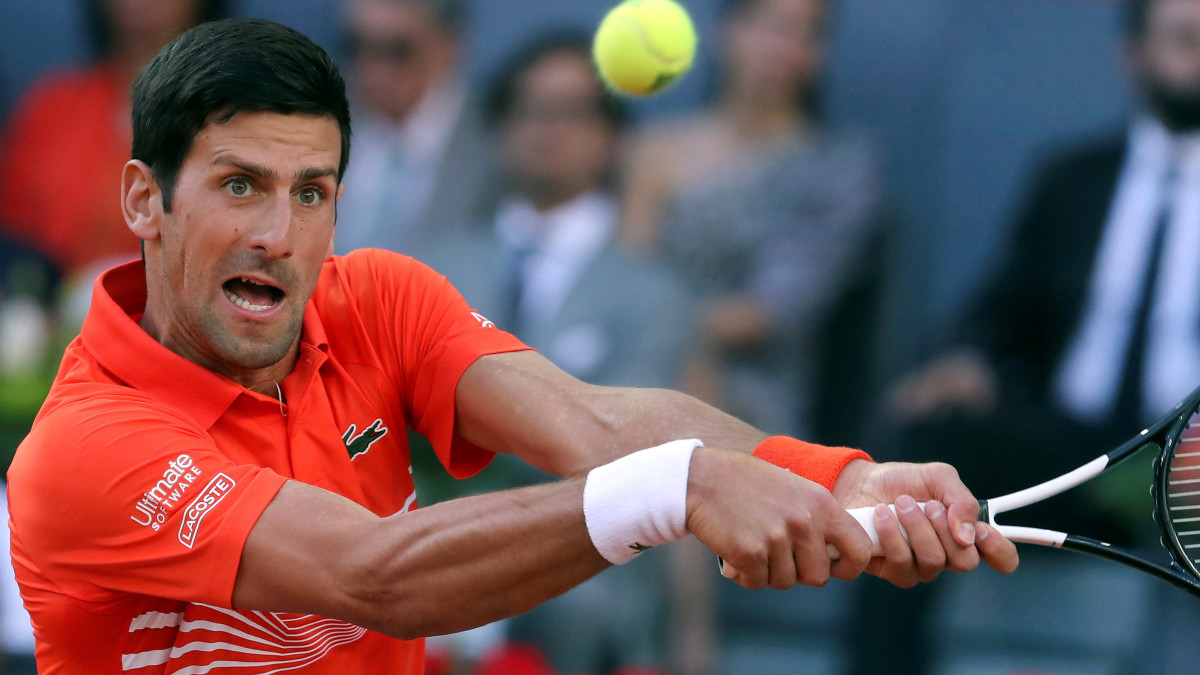 A szerb Novak Djokovic a görög Sztefanosz Cicipasz ellen játszik a madridi férfi tenisztorna döntőjében 2019. május 12-én.