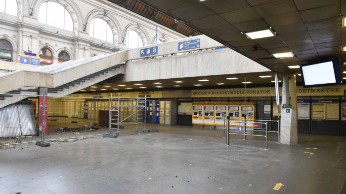 Kaotikus a helyzet a Keleti pályaudvar lezárása miatt az utasok szerint