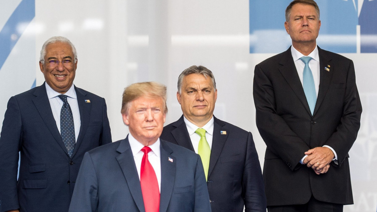 A Miniszterelnöki Sajtóiroda által közzétett képen Donald Trump amerikai elnök (b2), Theresa May brit miniszterelnök (j2), Orbán Viktor magyar (b3), Antonio Costa portugál miniszterelnök (b), Klaus Iohannis román elnök (j3) és Katrin Jakobsdottir izlandi miniszterelnök a NATO kétnapos brüsszeli csúcsértekezletének első napján, 2018. július 11-én.