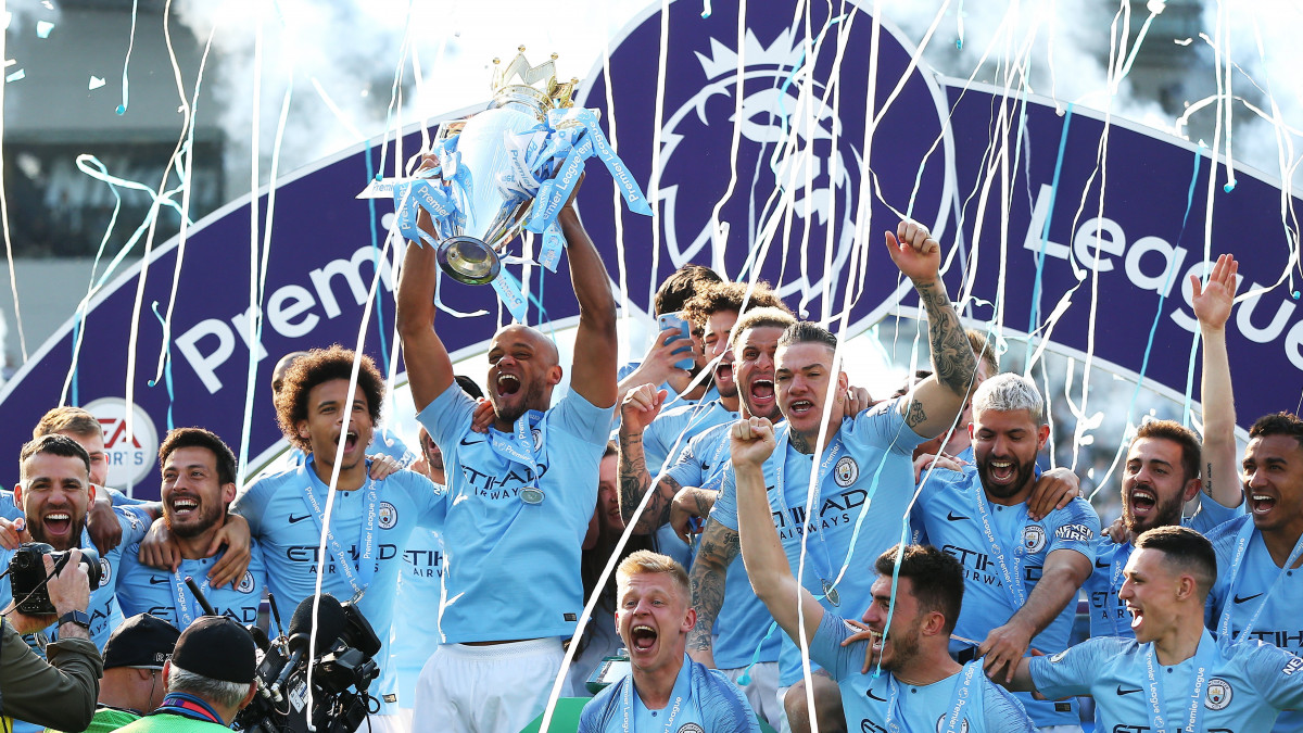 A Manchester City játékosai ünnepelnek a trófeával a Brighton elleni bajnoki labdarúgómérkőzés után Brightonban 2019. május 12-én. A Manchester City 4-1-re győzött, és megszerezte hatodik bajnoki címét.