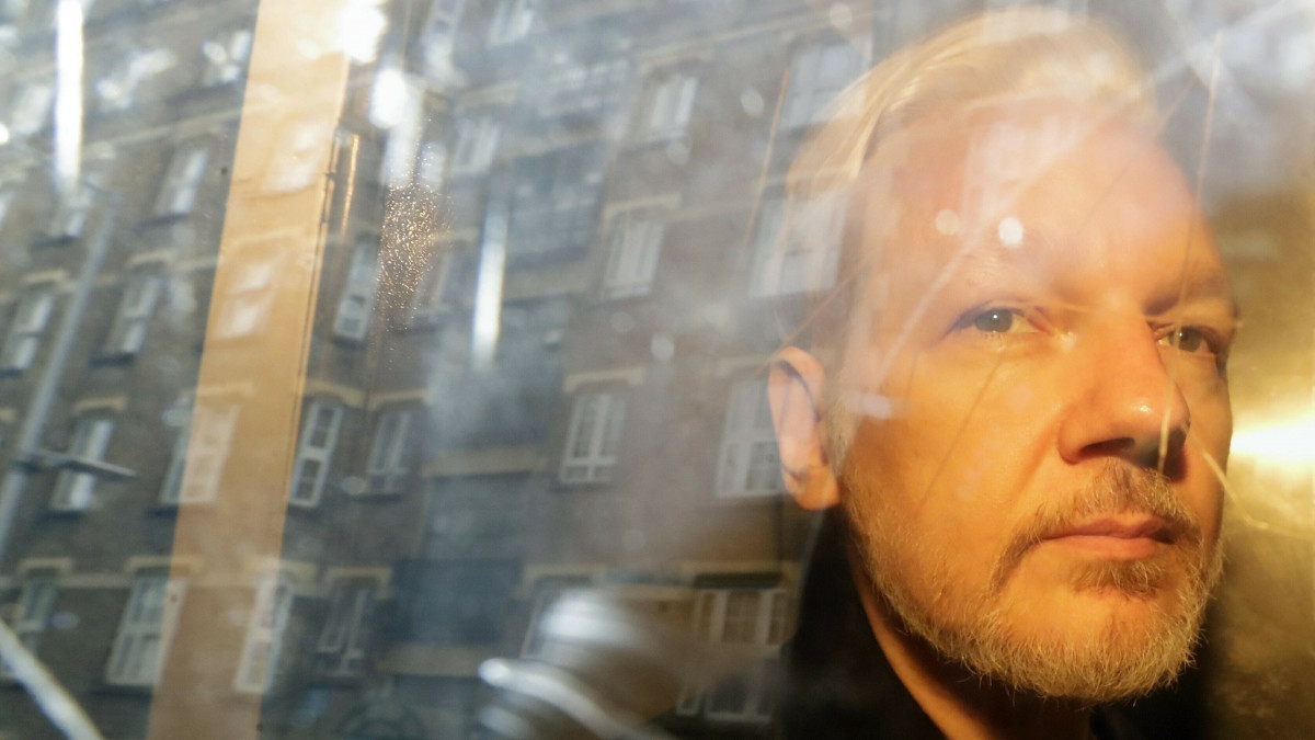Házak képe tükröződik egy rabszállító autó ablakán, amely Julian Assange-ot,  a WikiLeaks oknyomozó internetes portál alapítóját viszi bírósági meghallgatása után Londonban 2019. május 1-jén. Assange-ot 50 heti börtönre ítélték, mert hét évvel korábban bírósági megjelenési kötelmét megszegte, és a további eljárás elől Ecuador londoni nagykövetségére szökött.