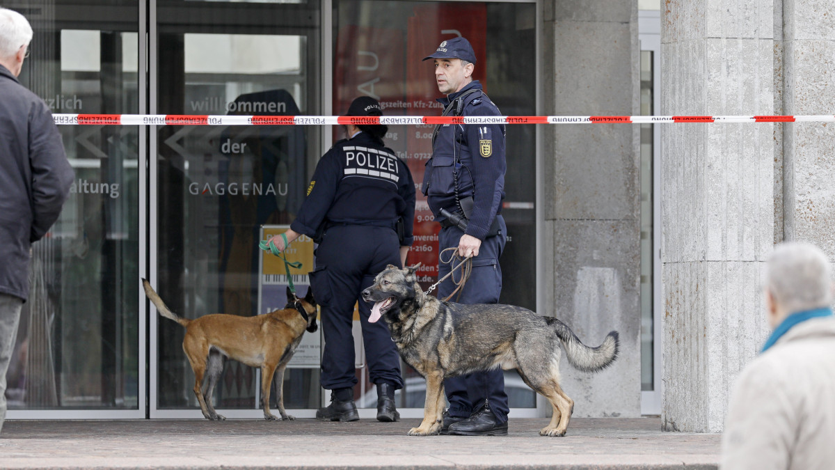 Gaggenau, 2017. március 3.Rendőrök érkeznek kutyákkal a városháza épületéhez a németországi Gaggenauban 2017. március 3-án, miután egy ismeretlen telefonáló jelezte, hogy pokolgépet helyezett el az épületben. A bombafenyegetést azzal indokolta, hogy az önkormányzat megakadályozta Bekir Bozdag igazságügyi miniszter előző estére tervezett rendezvényét.   (MTI/EPA/Ronald Wittek)