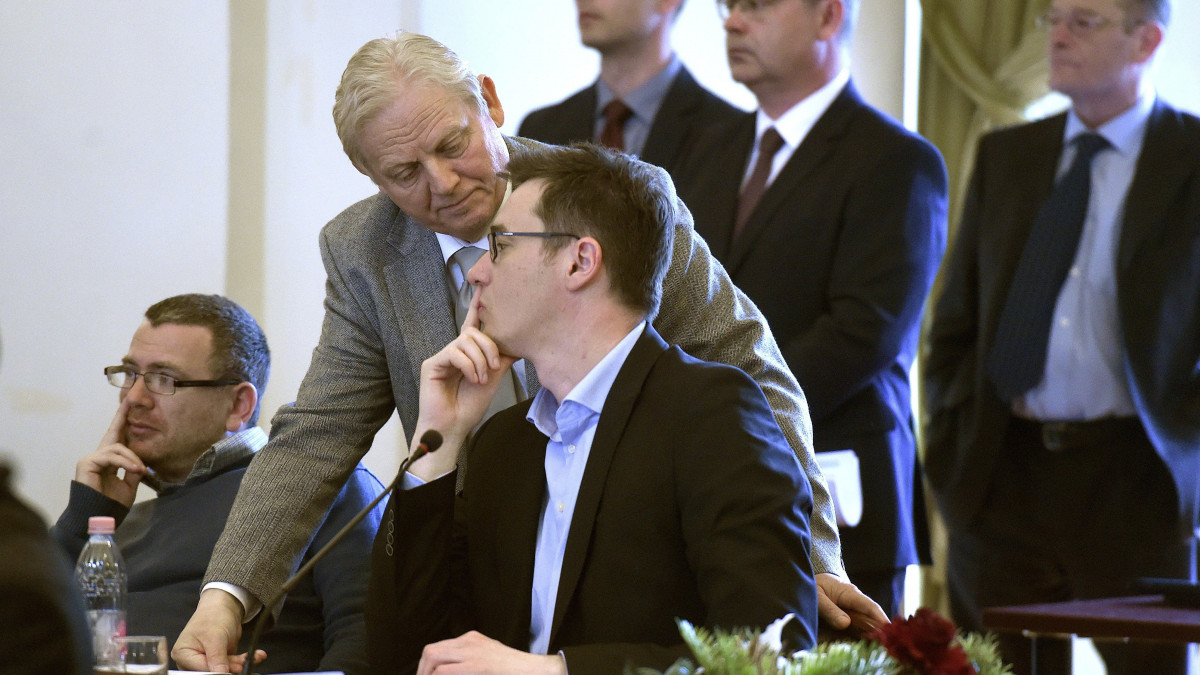 Tarlós István főpolgármester (b2) és Karácsony Gergely, Zugló polgármestere (b3) a Fővárosi Közgyűlés ülésén a Városháza dísztermében 2017. április 5-én. A közgyűlés döntött a római-parti védmű Duna-part menti nyomvonalon történő megépítéséről.