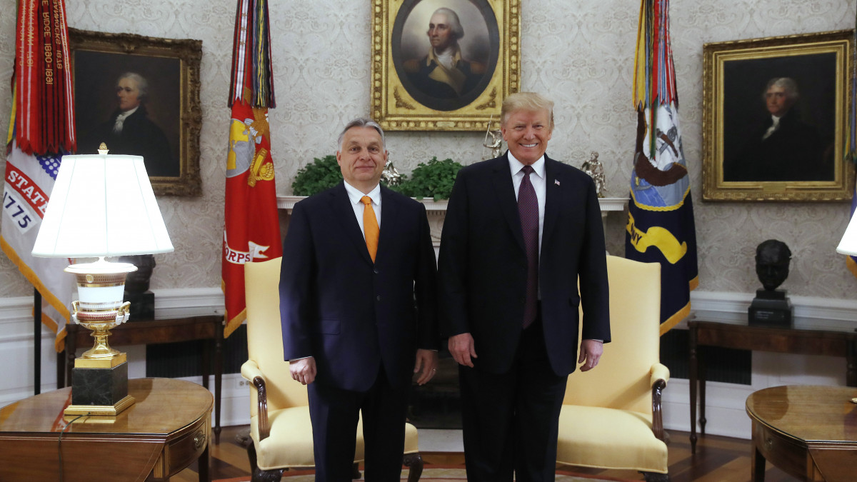 Donald Trump amerikai elnök (j) fogadja Orbán Viktor miniszterelnököt a washingtoni Fehér Házban 2019. május 13-án.