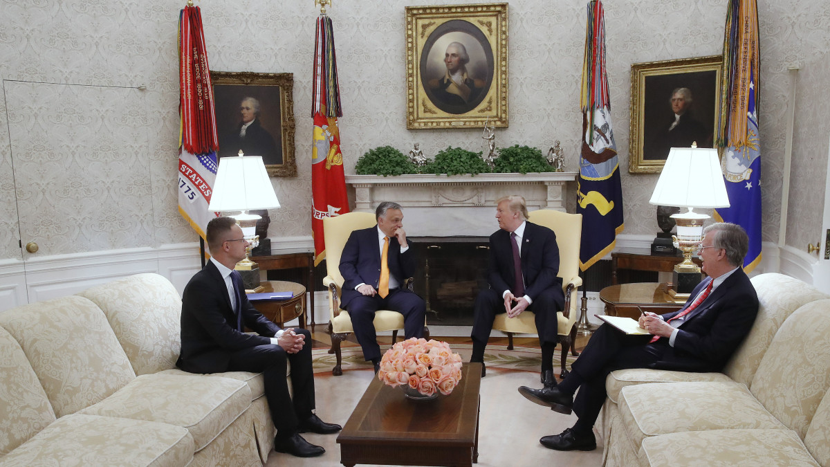 Donald Trump amerikai elnök (j2) és Orbán Viktor miniszterelnök (b2) megbeszélést folytat a washingtoni Fehér Ház Ovális irodájában 2019. május 13-án. Mellettük John Bolton nemzetbiztonsági tanácsadó (j) és Szijjártó Péter külgazdasági és külügyminiszter (b).