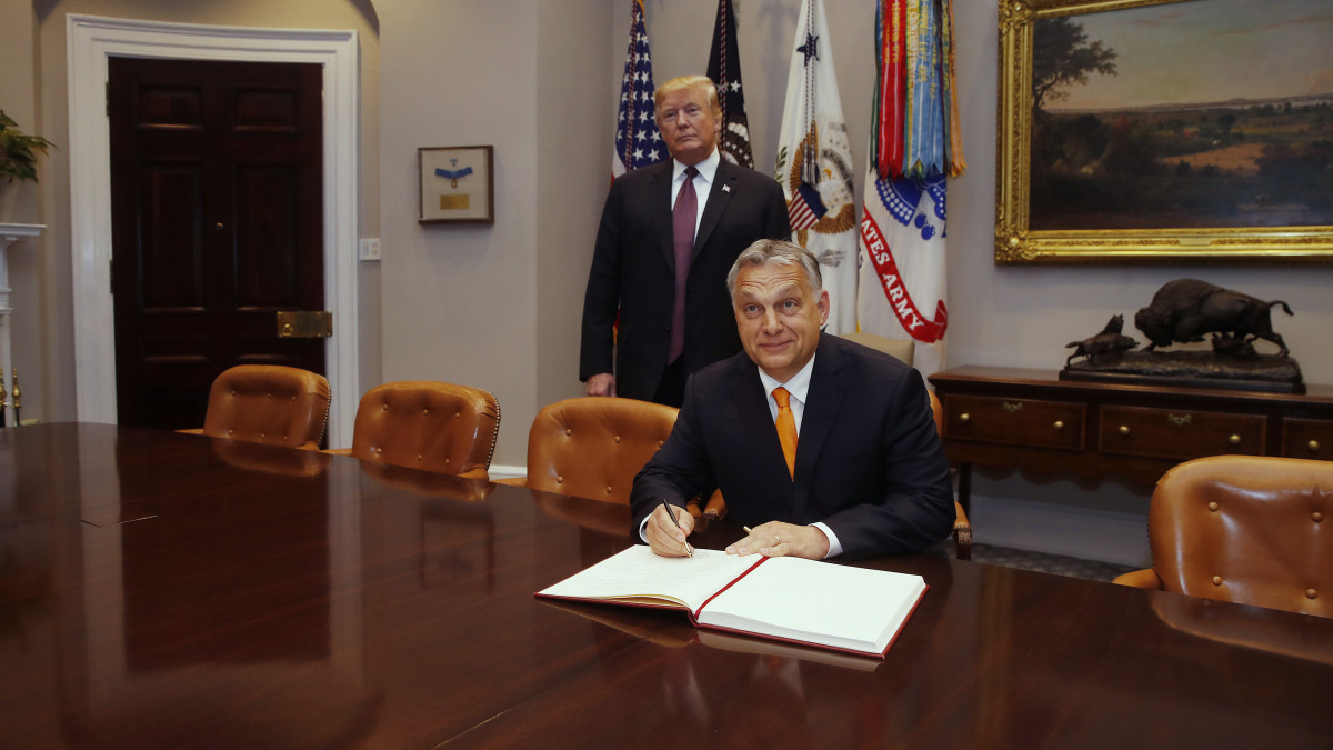 Orbán Viktor miniszterelnök, Donald Trump amerikai elnök vendége találkozójukon beír a vendégkönyvbe a washingtoni Fehér Ház Roosevelt-termében 2019. május 13-án.