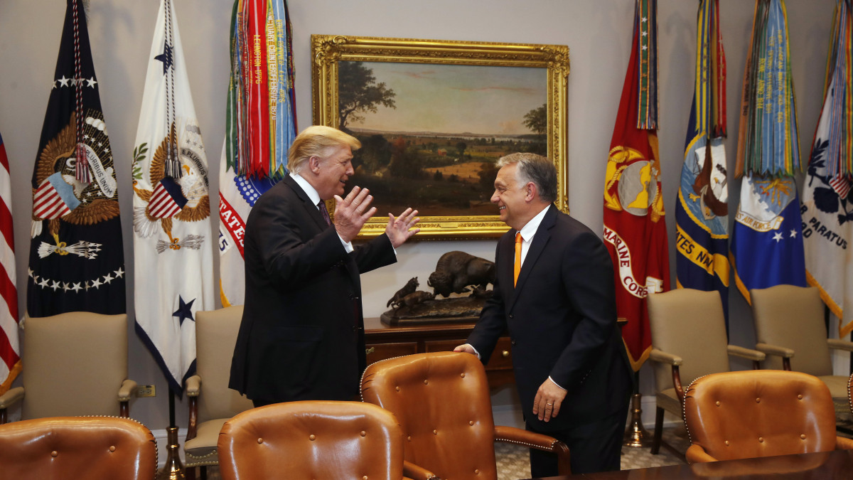 Donald Trump amerikai elnök (b) és vendége, Orbán Viktor miniszterelnök a washingtoni Fehér Ház Roosevelt-termében, ahol a magyar kormányfő beírt a vendégkönyvbe 2019. május 13-án.