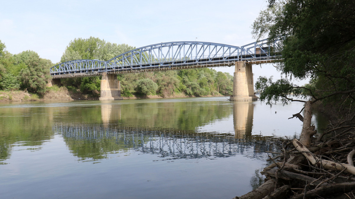 A felújítás alatt lévő kiskörei Tisza-híd 2019. április 25-én. Közel kétmilliárd forintból megújul Magyarország egyetlen vegyes használatú, közúti és vasúti átkelője, amelyen május 14-től lehet ismét közlekedni.