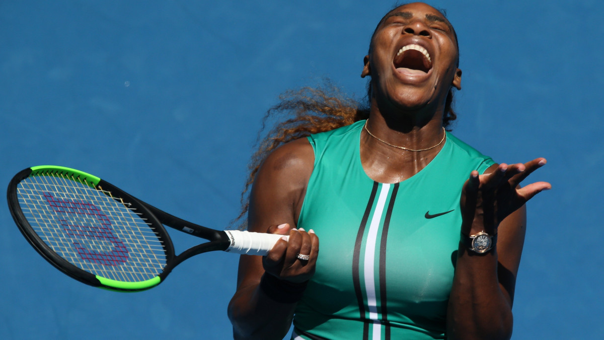 Az amerikai Serena Williams a cseh Karolina Pliskova ellen játszik az ausztrál nemzetközi teniszbajnokság női egyesének negyeddöntőjében Melbourne-ben 2019. január 23-án. Pliskova 6-4, 4-6, 7-5 arányban győzött.