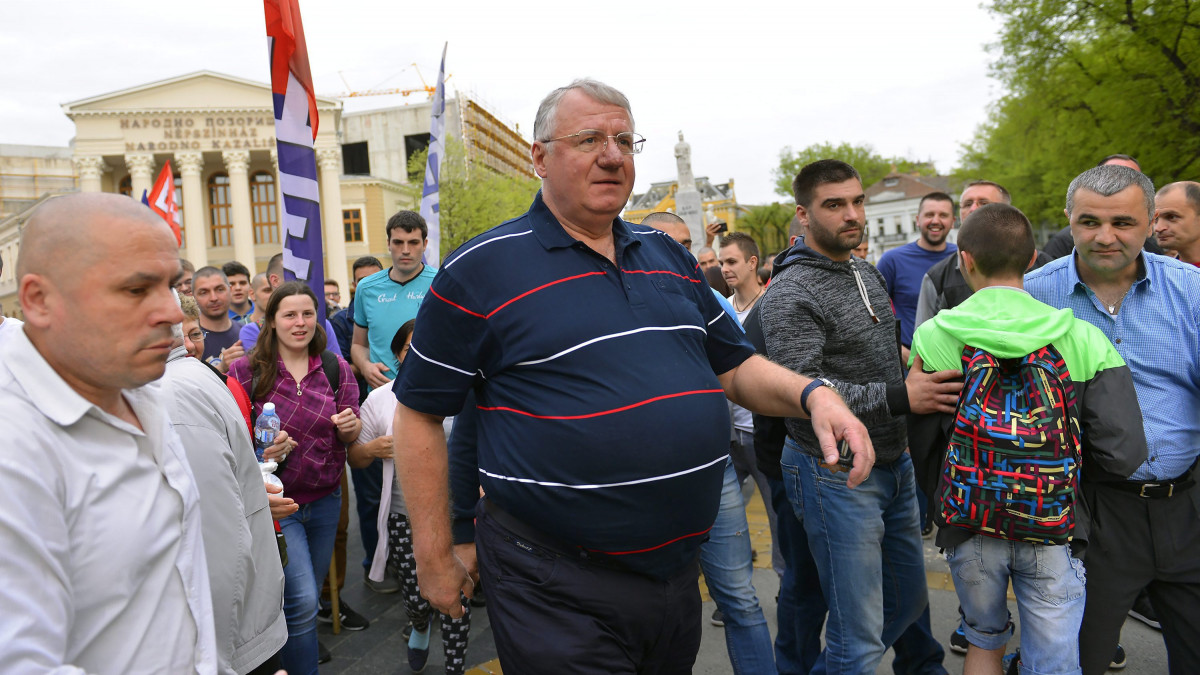 Vojislav Seselj, a Szerb Radikális Párt elnöke (k) a kampányrendezvényén, a vajdasági Szabadka főterén 2016. április 13-án.