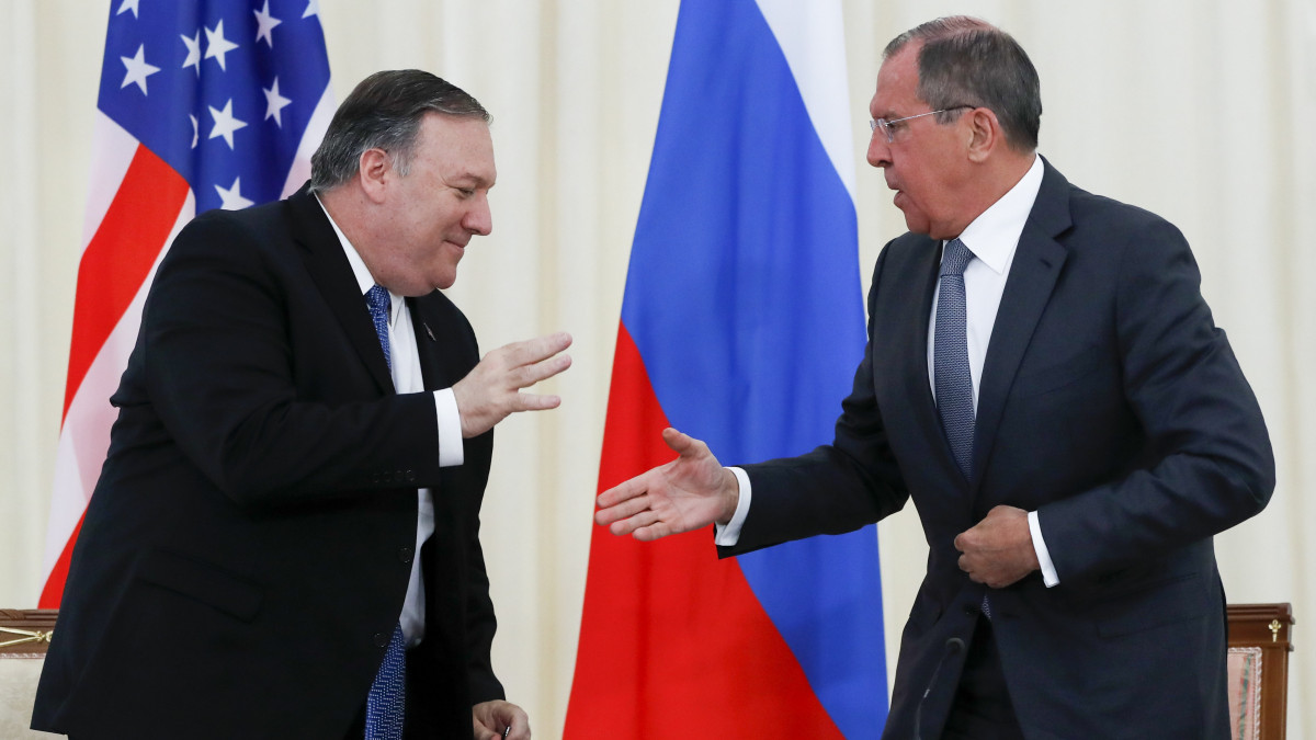 Mike Pompeo amerikai külügyminiszter (b) és orosz hivatali partnere, Szergej Lavrov kezet fog közös sajtóértekezletük után Szocsiban 2019. május 14-én.