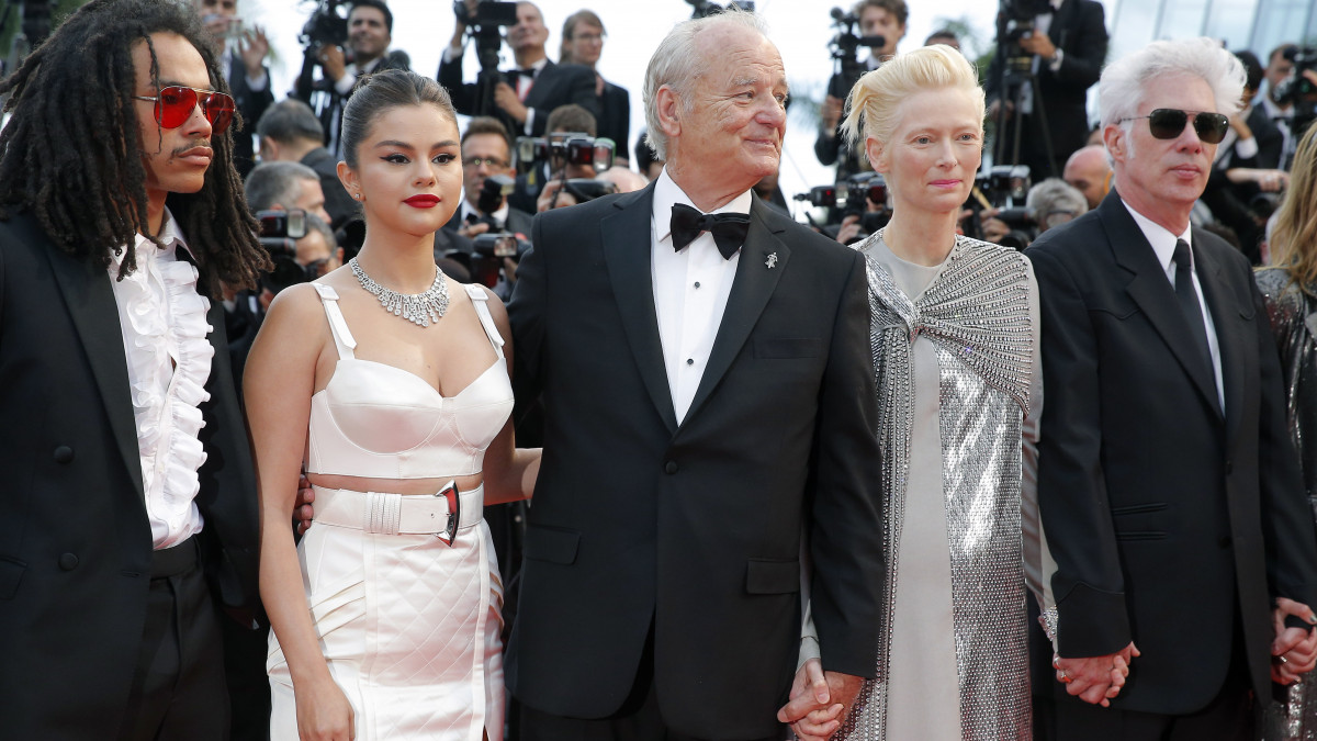 Luka Sabbat és Selena Gomez és Bill Murray amerikai színészek, Tilda Swinton brit színésznő és Jim Jarmusch amerikai rendező (b-j) a The Dead Dont Die című nyitófilm vetítésén a 72. Cannes-i Nemzetközi Filmfesztiválon 2019. május 14-én. Jim Jarmusch alkotása szerepel a filmes seregszemle versenyprogramjában.
