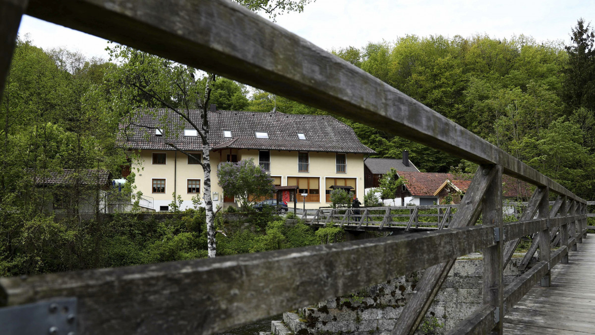 Vendégház az Ilz folyó partján, a bajorországi Passauban 2019. május 13-án. A házban három, nyílpuskával lelőtt ember, két nő, és egy férfi holttestét találták meg, a rendőrség egyelőre csak annyit közölt, hogy az áldozatok német állampolgárok.