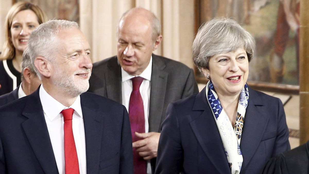 London, 2017. június 21.Theresa May brit miniszterelnök (k, jobbra) és Jeremy Corbyn, az ellenzéki Munkáspárt vezetője (k, balra) érkezik a parlament londoni épülete, a Westminster-palota felsőházi üléstermébe, a Lordok Házába 2017. június 21-én, mielőtt II. Erzsébet brit uralkodó megnyitja a parlamenti évet és ismerteti az új brit kormány törvényalkotási programját. (MTI/EPA pool)