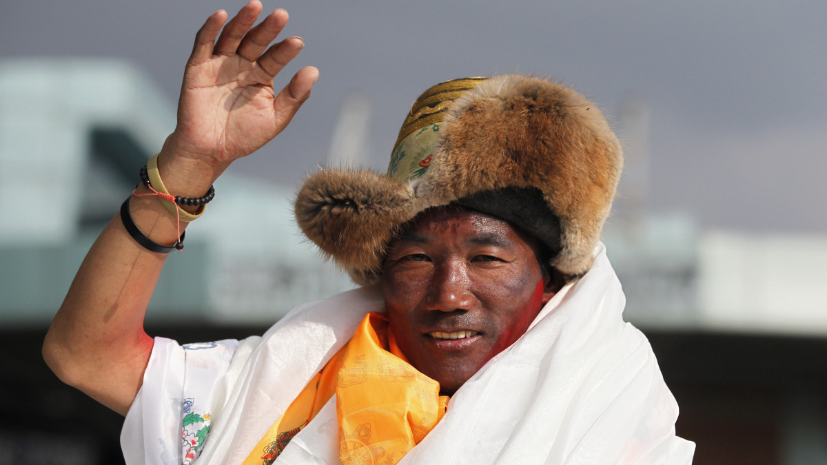 2018. május 20-án Katmanduban készített kép Kami Rita 49 éves nepáli serpa hegyi vezetőről. Sajtóhírek szerint Kami Rita 2019. május 15-én 23. alkalommal mászta meg sikeresen a Csomolungma, azaz a Mount Everest 8848 méter magas csúcsát, ezzel világrekordot állított fel. A serpa népcsoport a Himalája északkeleti részén él a magas völgyekben. Sokan közülük a Himalája-expedíciók hegyi vezetőiként tevékenykednek.