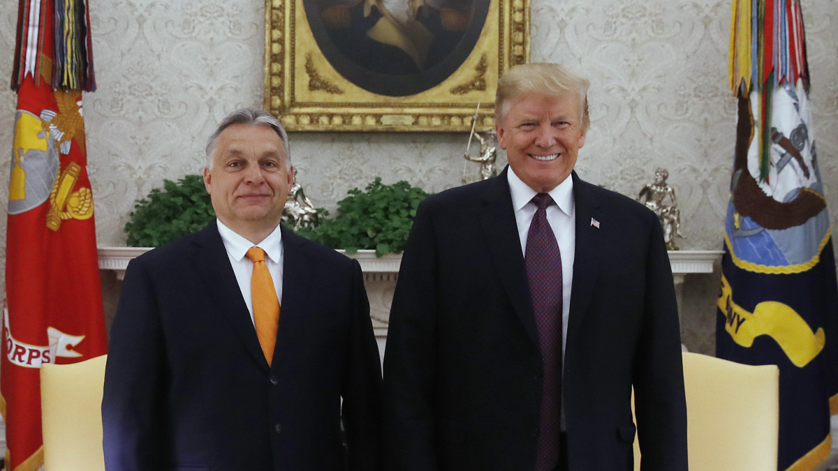Donald Trump amerikai elnök (j) fogadja Orbán Viktor miniszterelnököt a washingtoni Fehér Házban 2019. május 13-án.