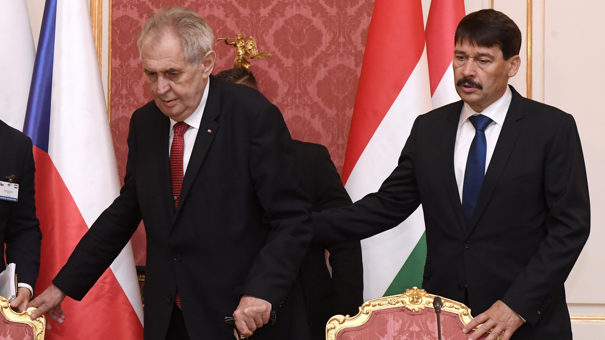 Milos Zeman cseh (b) és Áder János magyar köztársasági elnök a tárgyalásuk után tartott sajtótájékoztatón Budapesten, a Sándor-palotában 2019. május 15-én.