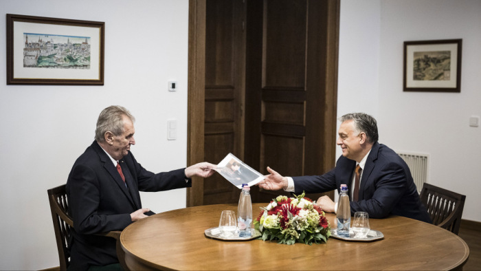 Orbán Viktor a cseh államfővel tárgyalt: a V4-ek egysége közös érdek