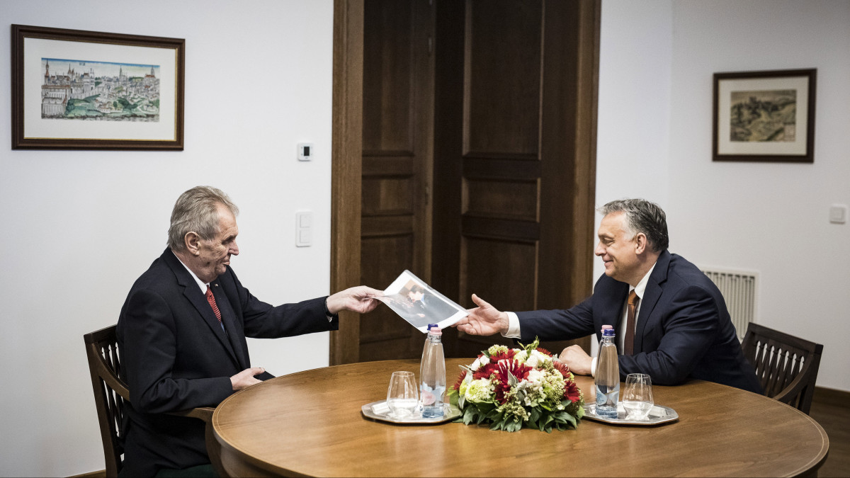 A Miniszterelnöki Sajtóiroda által közzétett képen Milos Zeman cseh köztársasági elnök (b) és Orbán Viktor kormányfő Budapesten, a Karmelita kolostorban 2019. május 15-én.