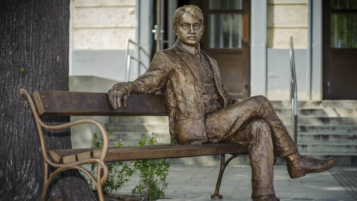 Ady Endre szobra a debreceni Ady parkban az avató napján, 2016. április 28-án. A szobor Győrfi Ádám szobrászművész alkotása.