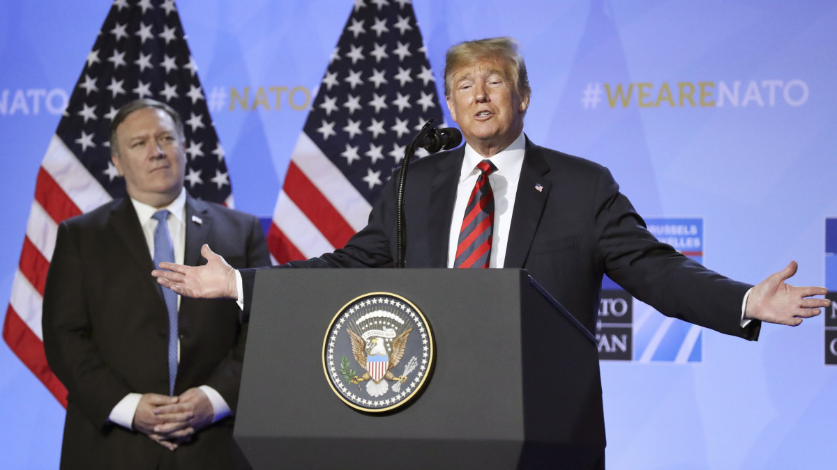 Brüsszel, 2018. július 12.Donald Trump amerikai elnök külügyminisztere, Mike Pompeo (b) jelenlétében sajtóértekezletet tart a NATO kétnapos brüsszeli csúcsértekezletének második napján, 2018. július 12-én. (MTI/EPA/Christian Bruna)