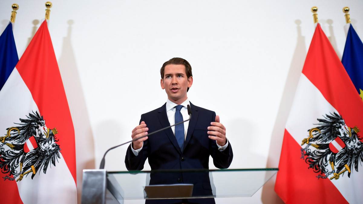 Sebastian Kurz osztrák kancellár nyilatkozatot tesz Bécsben 2019. május 18-án, miután korrupciós botrány miatt lemondott alkancellári és pártelnöki tisztségéről Heinz-Christian Strache, a koalícióban részt vevő Osztrák Szabadságpárt (FPÖ) vezetője. Kurz bejelentette a kormánykoalíció felbontását és új választások mielőbbi kiírását javasolta.